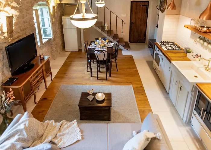 Authentic Stone House Lola Vakantiehuis