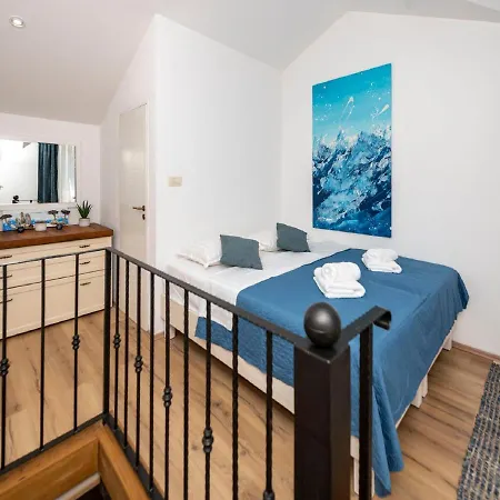 Authentic Stone House Lola Grabovac (Split-Dalmatia)
