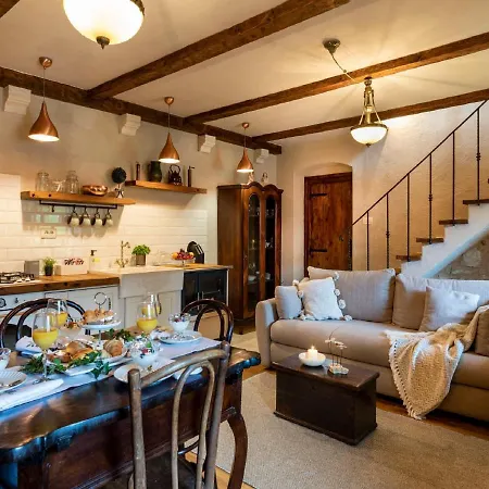 Authentic Stone House Lola بيت للعطل