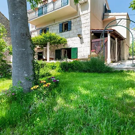Authentic Stone House Lola 度假居 *
