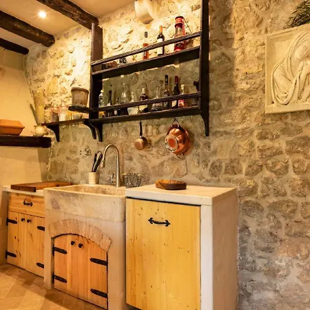 Authentic Stone House Lola Grabovac (Split-Dalmatia)