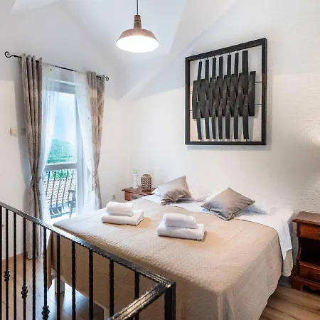 Feriehus Authentic Stone House Lola *