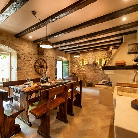 Holiday home Authentic Stone House Lola Makarska