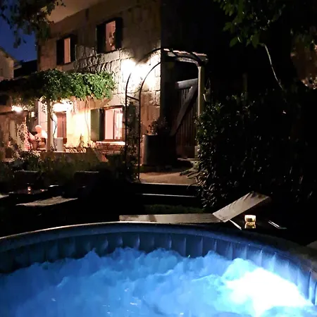 Authentic Stone House Lola 그라보박