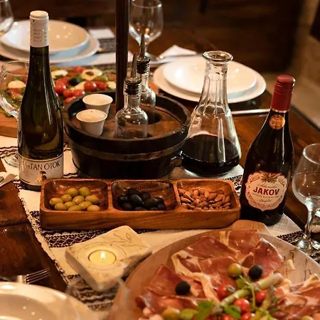 Authentic Stone House Lola Nyaraló