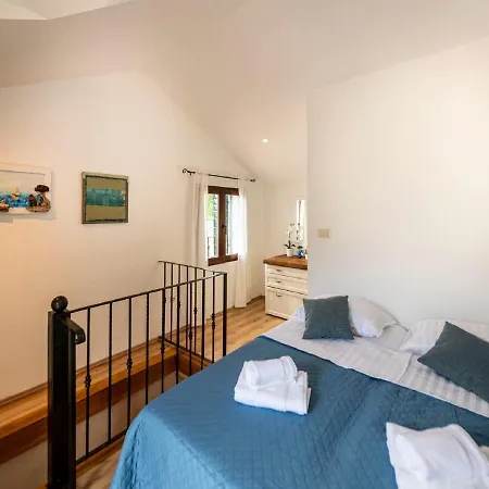 Authentic Stone House Lola Nyaraló